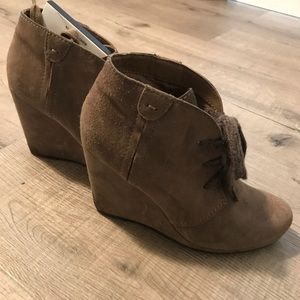 DV DOLCE VITA WEDGE BOOTIES